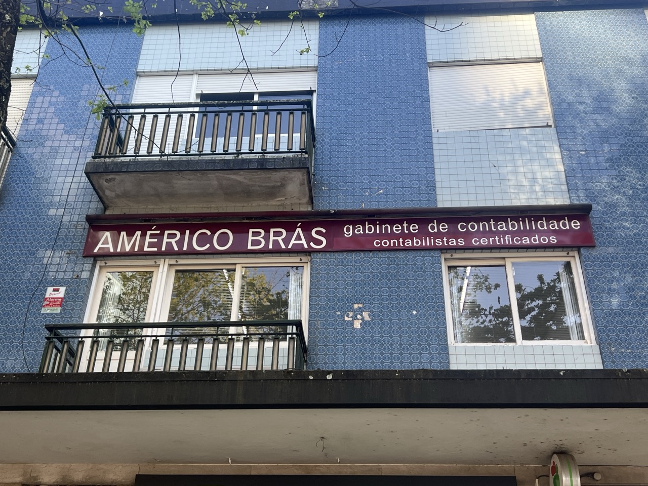 Fachada do Gabinete Américo Brás em Maia